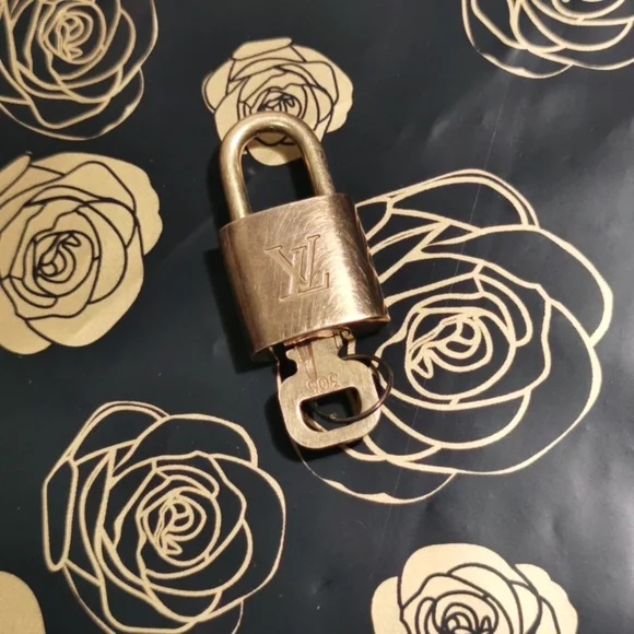 #305 Authentic Louis Vuitton lock and key set - Picture 3 of 4